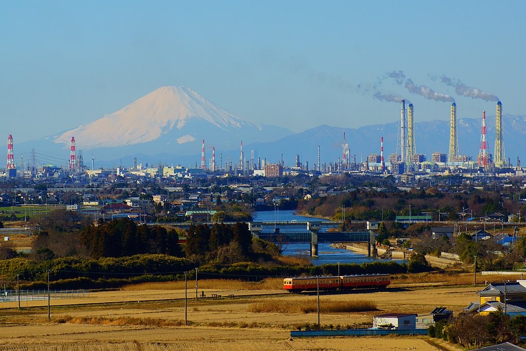  This is the distant view of the Keiyo industrial belt where Mt. Fuji was a background. Three chimneys in the right are Anegasaki LNG thermal power plant (3,600,000 kilowatts of output). The Highest chimney in the left of Anegasaki LNG thermal power plant is Idemitsu Chiba oil refinery (220,000 barrels of daily throughput). The chimney applied by red and white in the right is Mitsui Chemicals Chiba factory. Three chimneys in the left are Sumitomo Chemical Chiba factory. 33% of the ethylene consumed in Japan is made at Keiyo industrial belt.